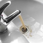 Acqua marrone, bollette elevate, rumori strani: quando il problema è nascosto nei tubi
